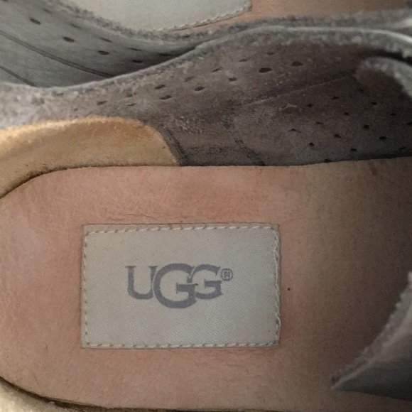 UGG’s casual walking shoe - Picture 6 of 6